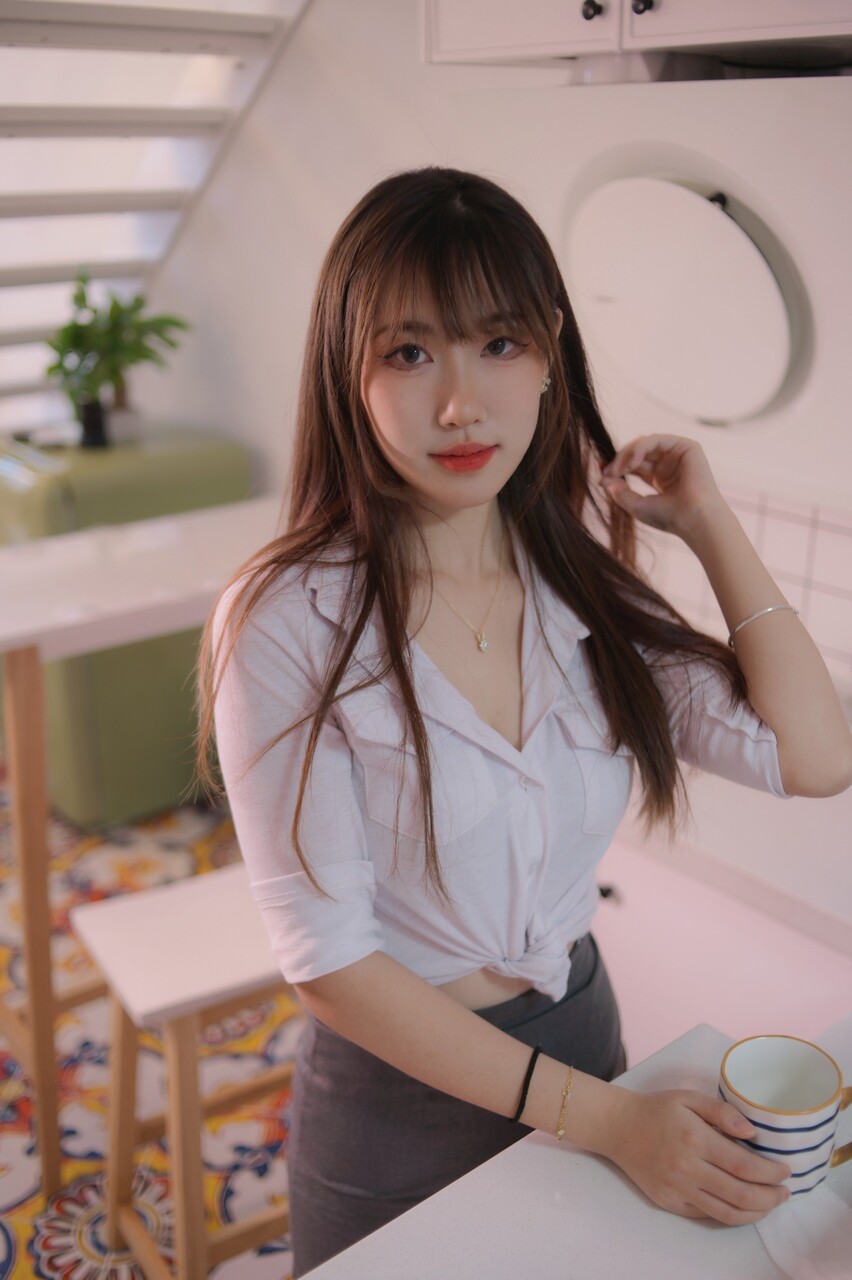 放荡女士穿着像中国连衣裙一样的透明内衣在亲吻和吞咽口水时喜欢热他妈的.png